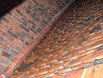 Dacheindeckung mit alten Dachziegeln