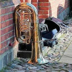 Tuba vor Kirchentreppe
