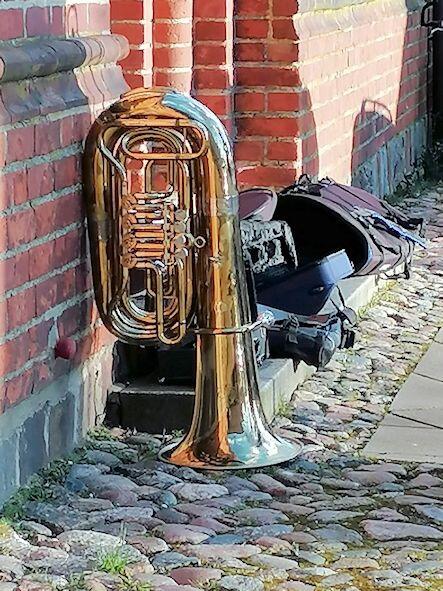 Tuba vor Kirchentreppe
