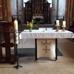 Tischaltar mit Osterkerze