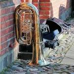 Tuba vor Kirchenstufen