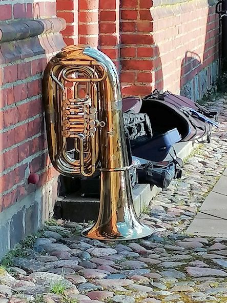 Tuba vor Kirchenstufen