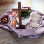 gestaltete Mitte mit Kreuz Kelch und Brot