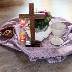 gestaltete Mitte mit Kreuz Kelch und Brot