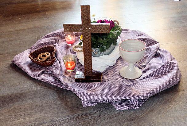 gestaltete Mitte mit Kreuz Kelch und Brot