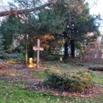 Holzkreuz für die fernen Toten