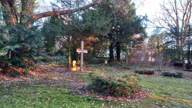Holzkreuz für die fernen Toten