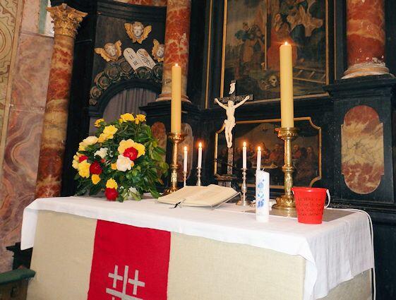 Altar mit roten Parament
