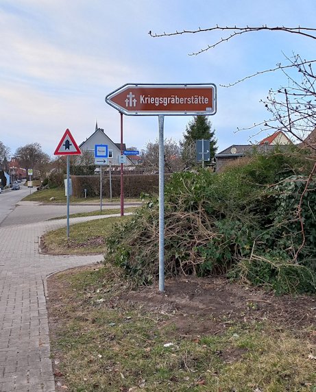 Hinweisschild Kriegsgräberstätte